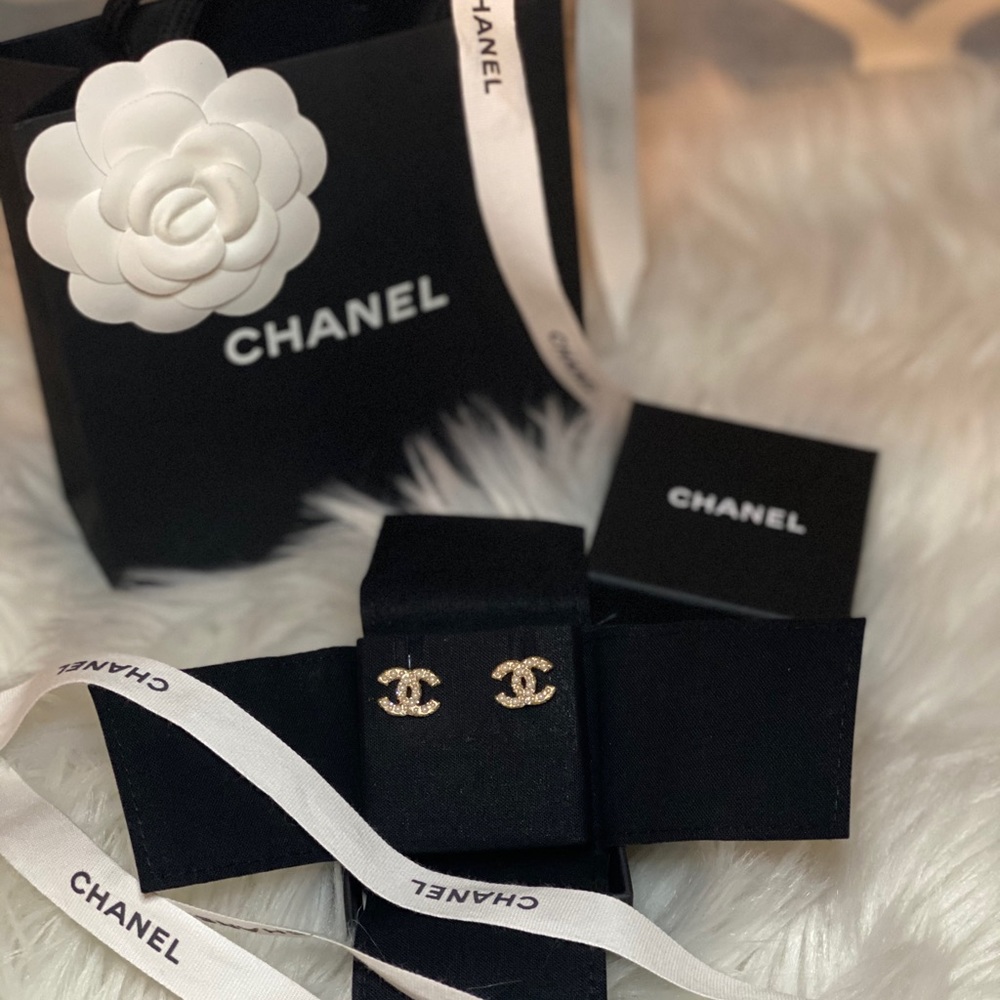 CHANEL CC studs